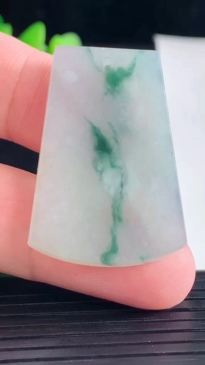 天然A货翡翠飘花无事牌吊坠，尺寸38-26-3.6重量:10.27g
5月5日