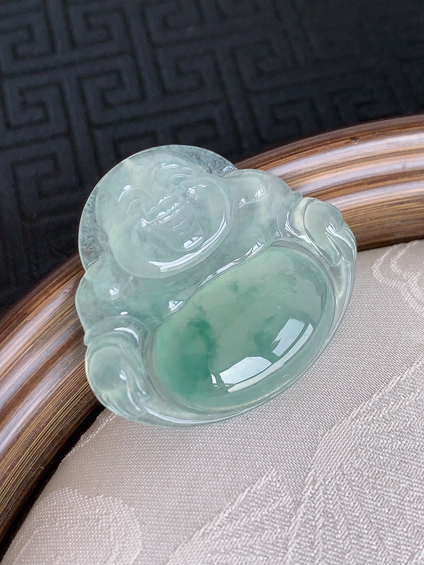 天然A货翡翠飘花佛公吊坠 
尺寸31-34.2-5.3mm 重量9.35g 0501