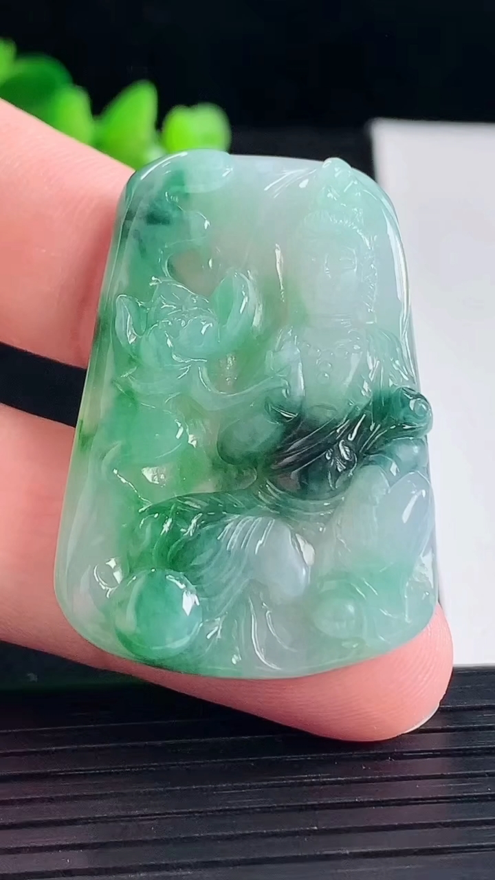 天然A货翡翠大势至菩萨吊坠，尺寸42.8-29.6-6重量:15.38g
5月5日