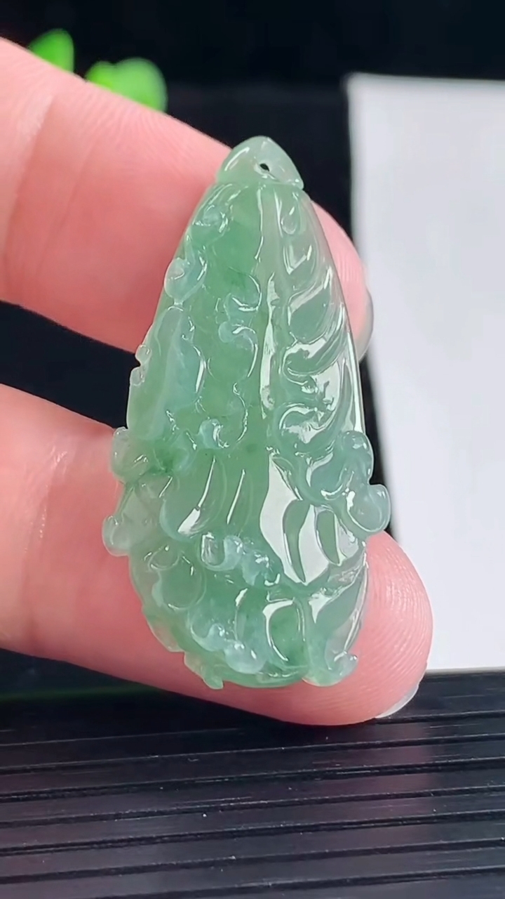 天然A货翡翠白菜吊坠，尺寸38.5-19.5-7.5重量:6.43g
5月5日