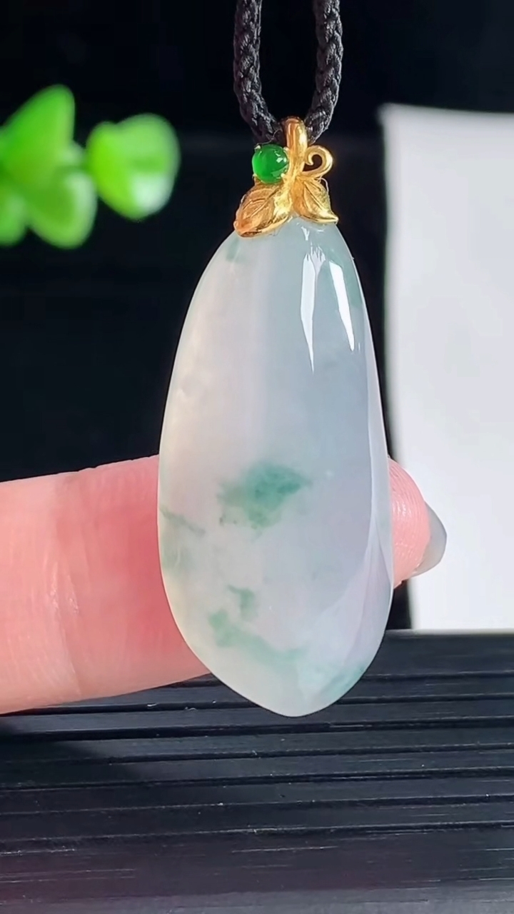 天然A货翡翠种飘花福瓜吊坠，尺寸30-14.6-7.5重量:6.53g
5月5日