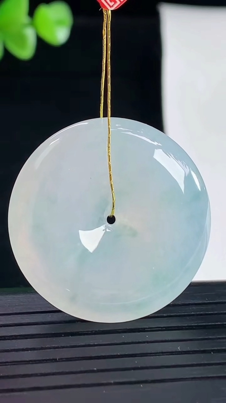 天然A货翡翠平安扣吊坠，尺寸30-5.8重量:10.79g
5月5日