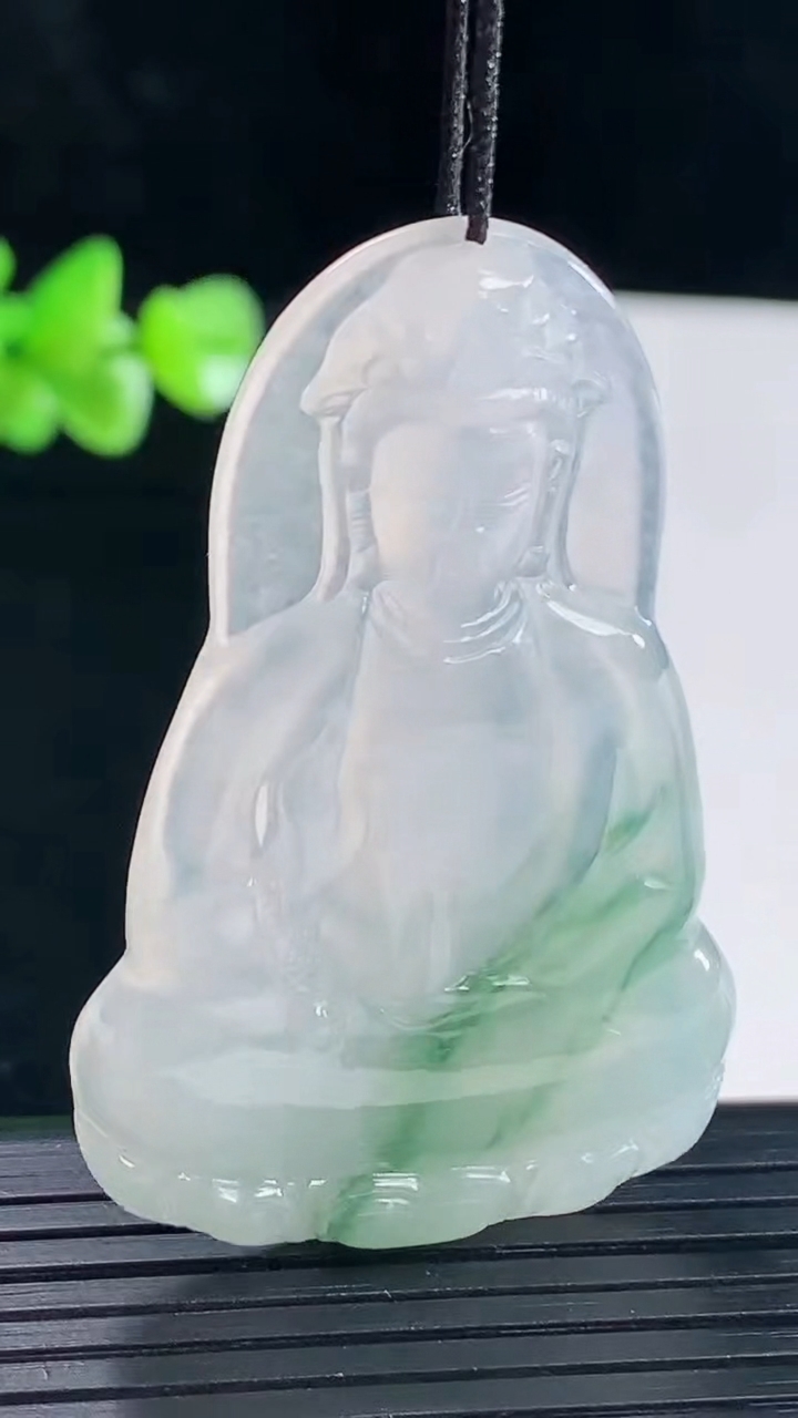 天然A货翡翠冰种飘花素衣观音吊坠，尺寸51-31.6-4.6重量:13.46g
5月5日