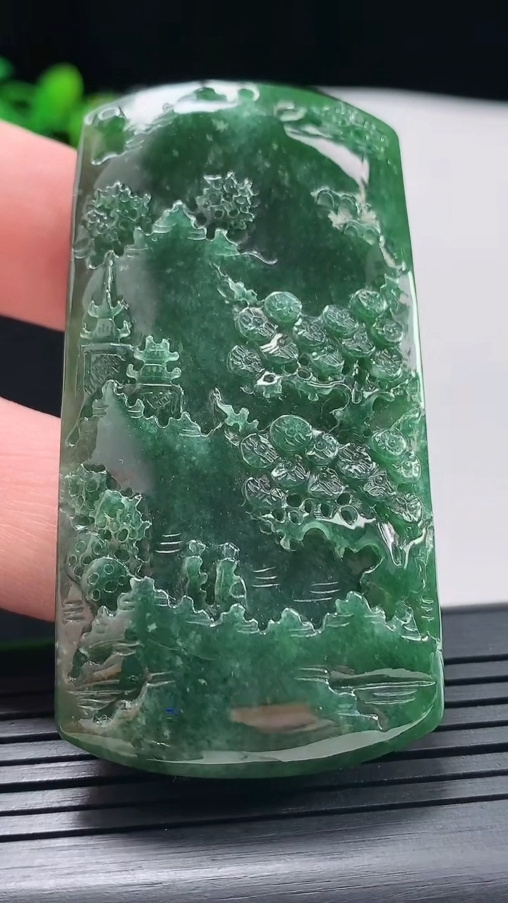 天然A货翡翠山水牌吊坠，尺寸66-33.5-6.2重量:33.99g
5月5日