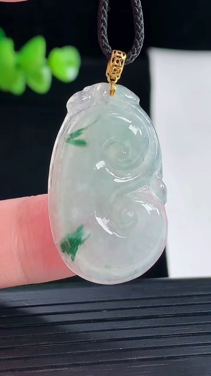 天然A货翡翠18k金飘花如意吊坠，尺寸29-20-4重量:4.95g
5月5日