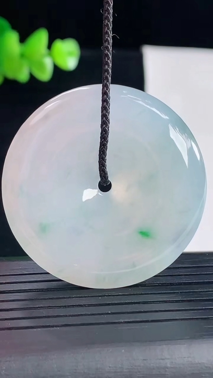 天然A货翡翠冰种飘花平安扣吊坠，尺寸40-6.5重量:21.19g
5月5日