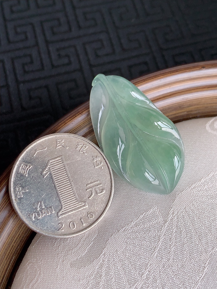 天然A货翡翠晴水叶子金枝玉叶镶嵌件 
尺寸35-19-5.3mm 重量6.25g 0501