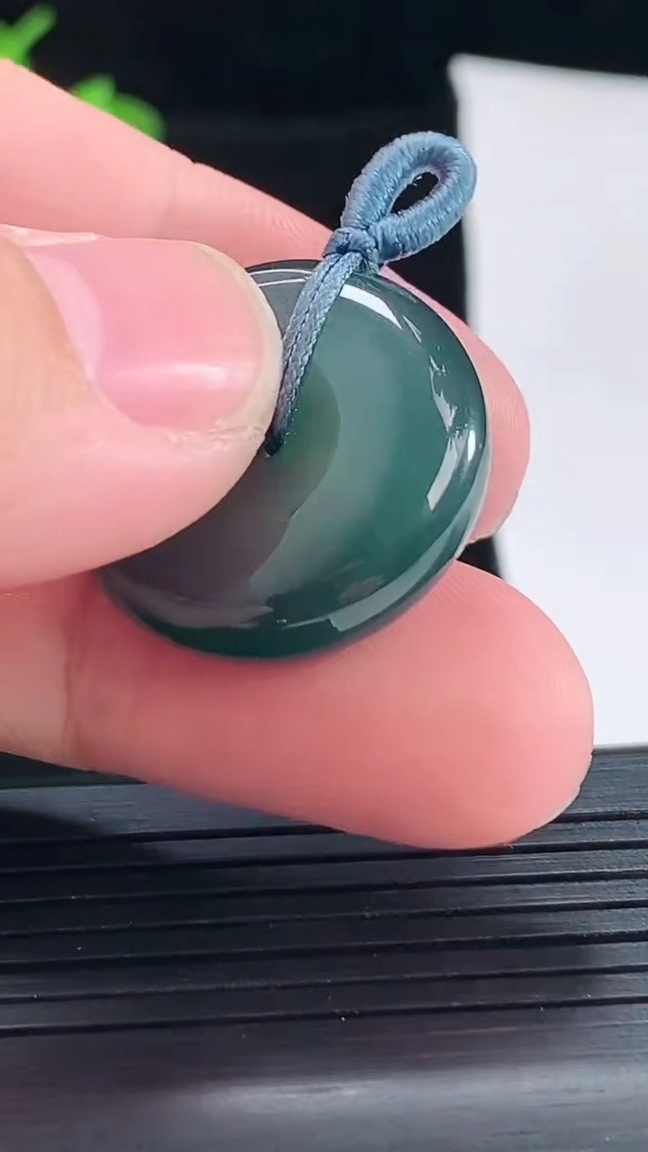 天然A货翡翠蓝水平安扣吊坠，尺寸23-7.2重量:8.39g
5月5日