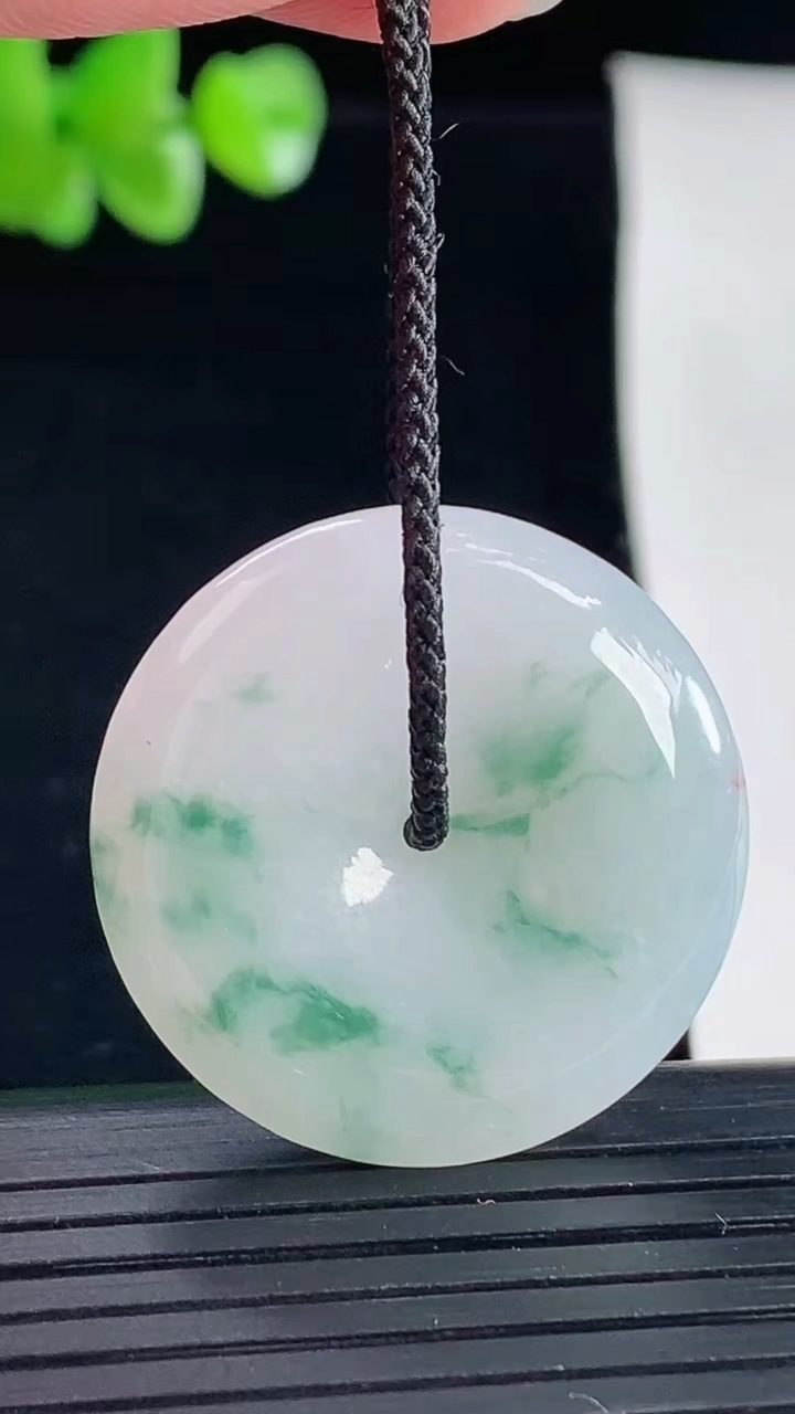 天然A货翡翠飘花平安扣吊坠，尺寸29-5.5重量:9.23g
5月5日