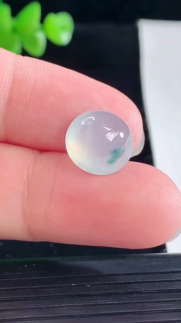 天然A货翡翠冰种飘花蛋面镶嵌件，尺寸12-7.2重量:1.63g
5月5日