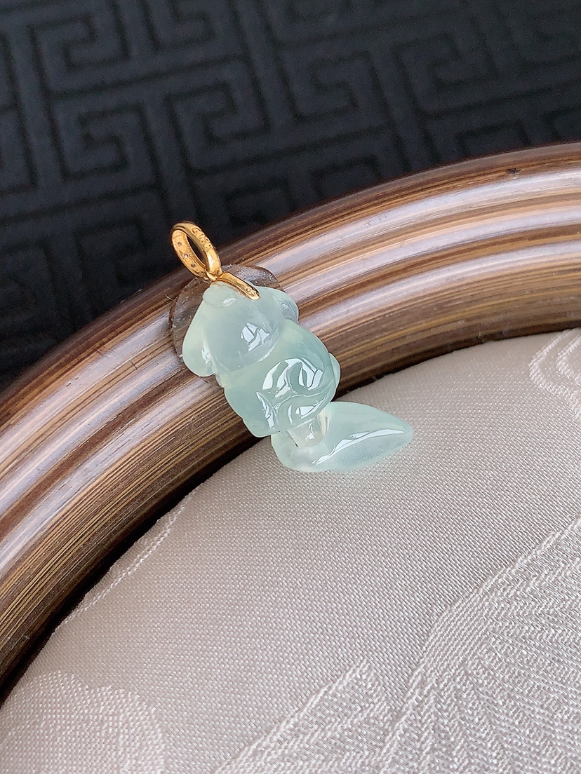 天然A货翡翠18K金扣头白冰白月光生肖猴吊坠 
尺寸22-8-5.5mm 重量1.85g 0501