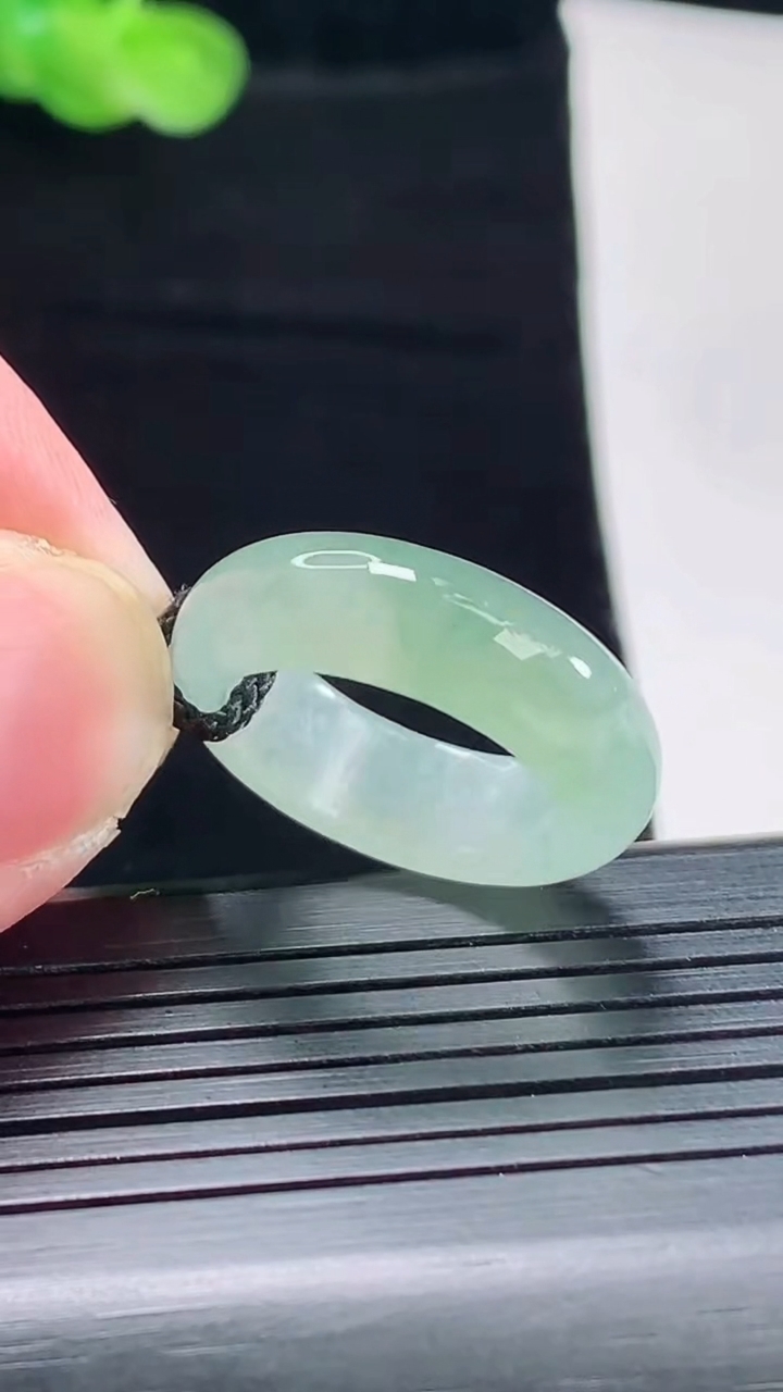 天然A货翡翠玉指环 戒指，尺寸17.6-7-3.3重量:4.08g2026年5月5日
工厂直销收藏佳品,种好水足，色泽均匀，有种有色，上手高大气！