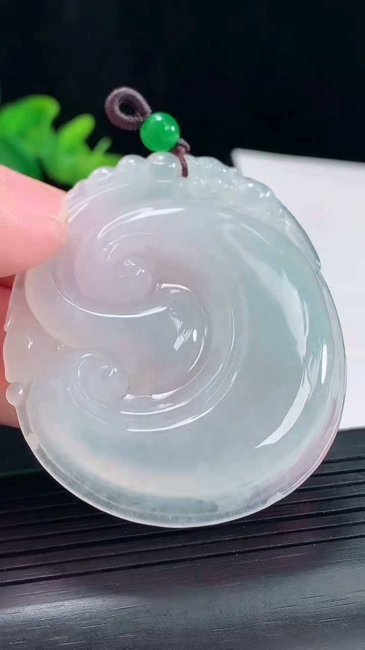 天然A货翡翠如意吊坠，尺寸55-46.6-7重量:30.09g
5月5日