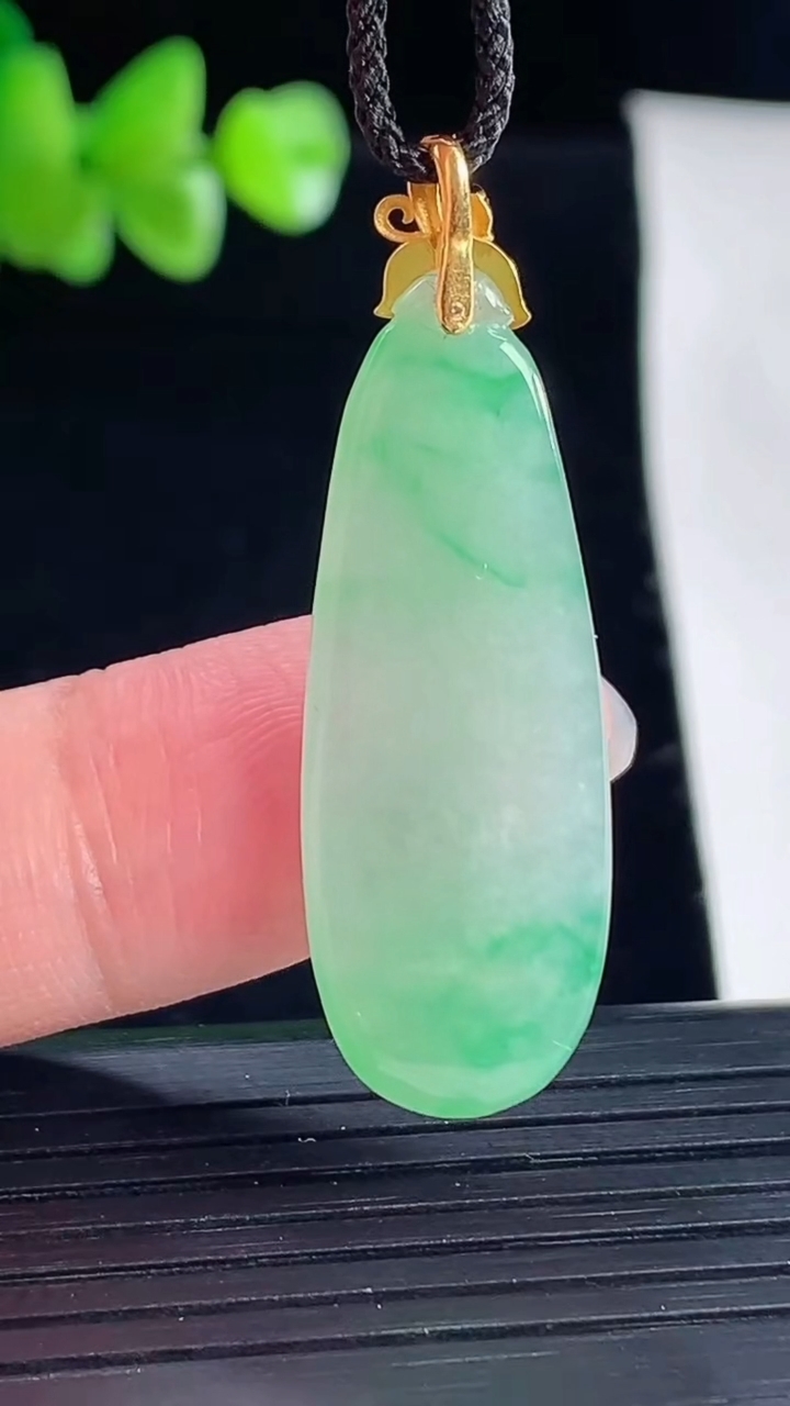 天然A货翡翠福瓜吊坠，尺寸32-13-5重量:4.27g
5月5日