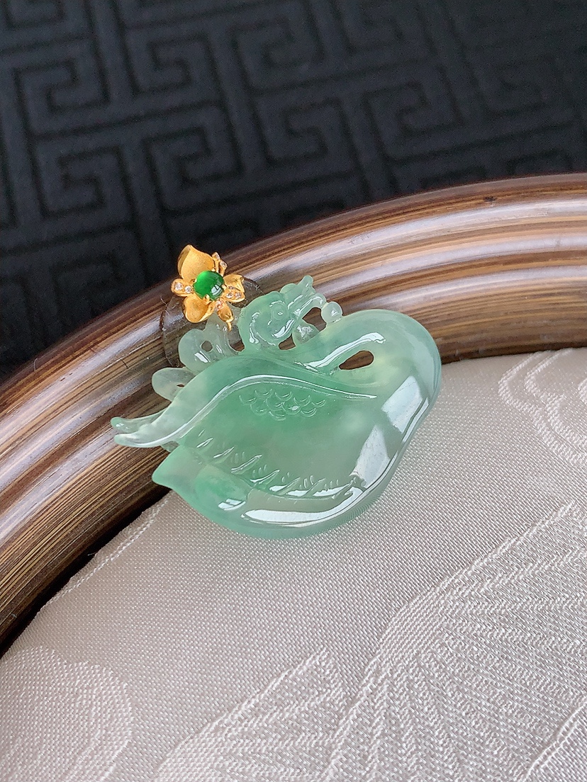 天然A货翡翠18K金扣头晴绿天鹅吊坠 
尺寸25-18.8-27-4mm 重量3.65g 0501