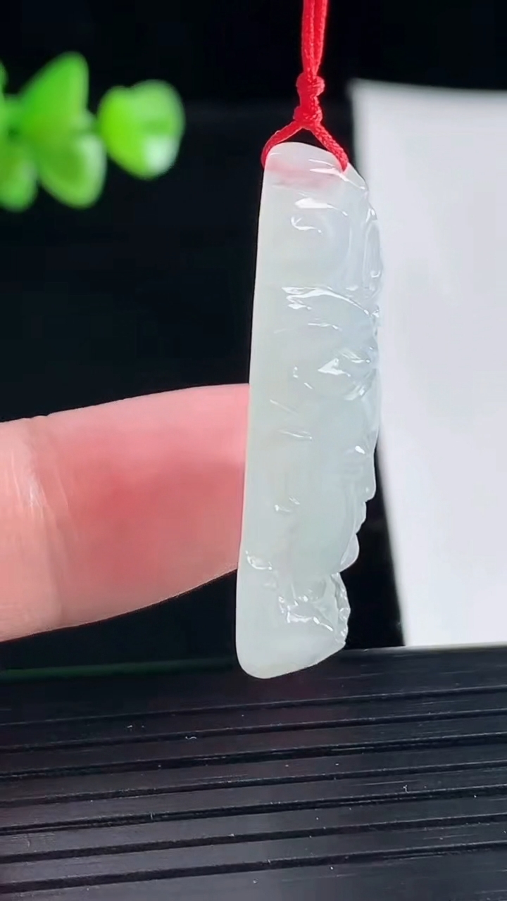 天然A货翡翠观音头吊坠，尺寸37.5-48.5-8重量:8.21g
5月5日
