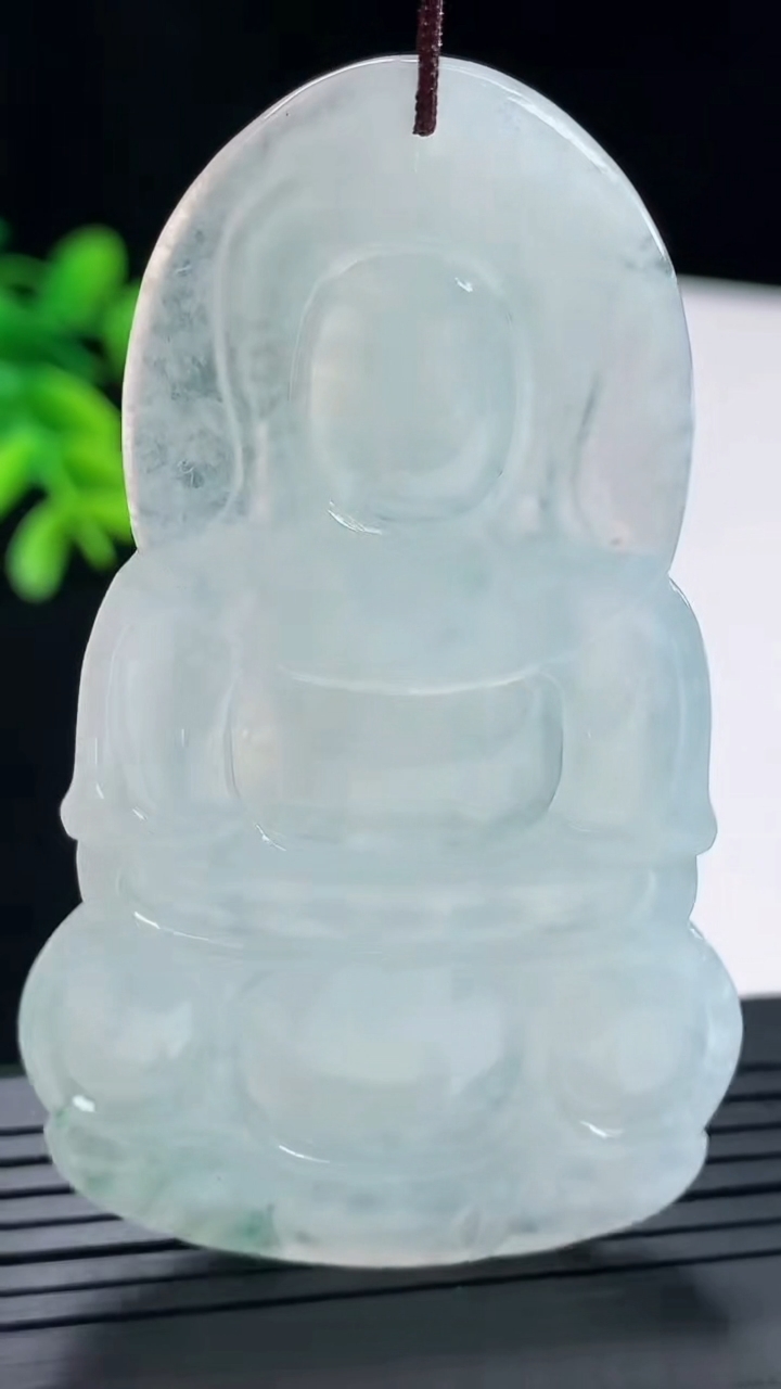 天然A货翡翠冰种飘花正装观音吊坠，尺寸68-40-5重量:26.77g
5月5日