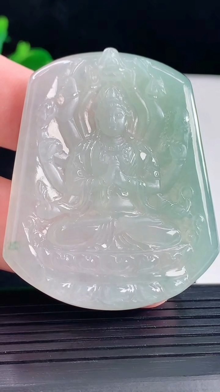 天然A货翡翠飘花千手观音菩萨吊坠，尺寸53.6-43.5-5.6重量:28.75g
5月5日