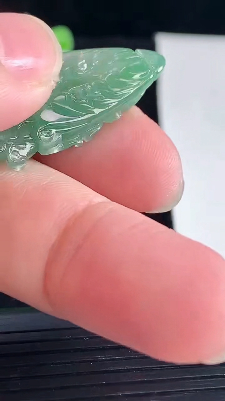 天然A货翡翠白菜吊坠，尺寸38.5-19.5-7.5重量:6.43g
5月5日