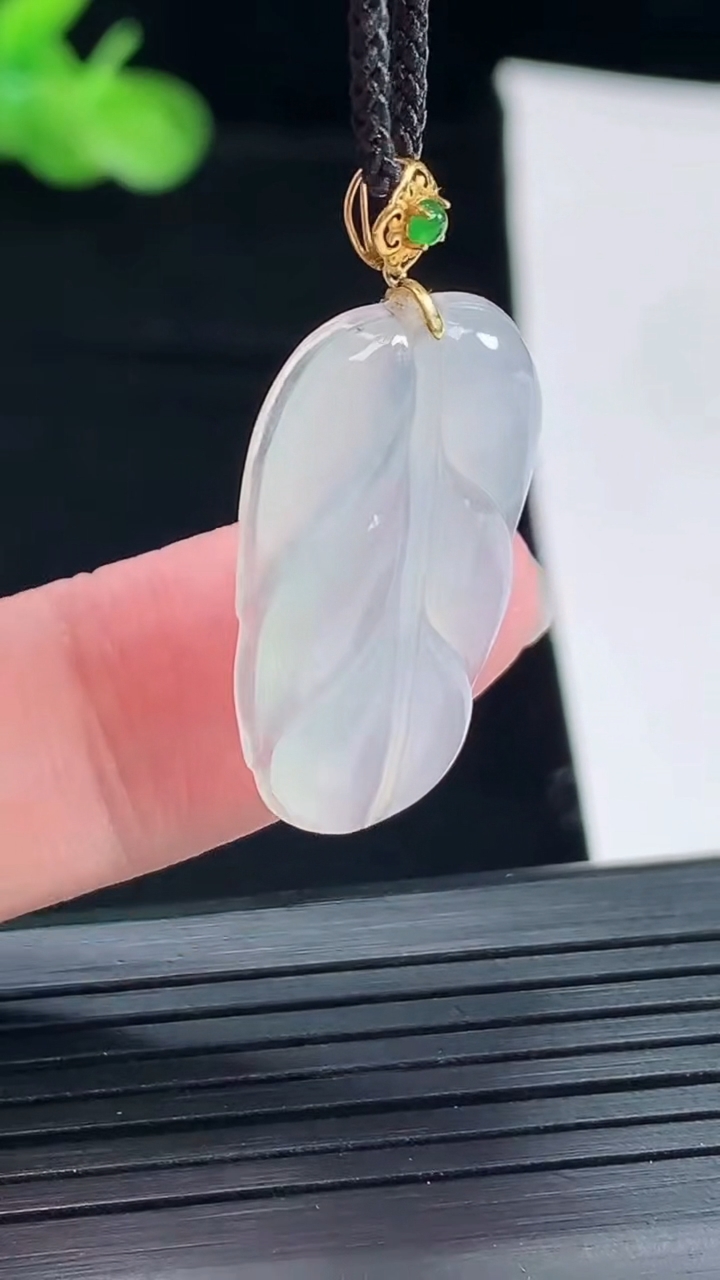 天然A货翡翠种白冰金枝玉叶吊坠，尺寸26-17.2-3.5重量:3.27g
5月5日