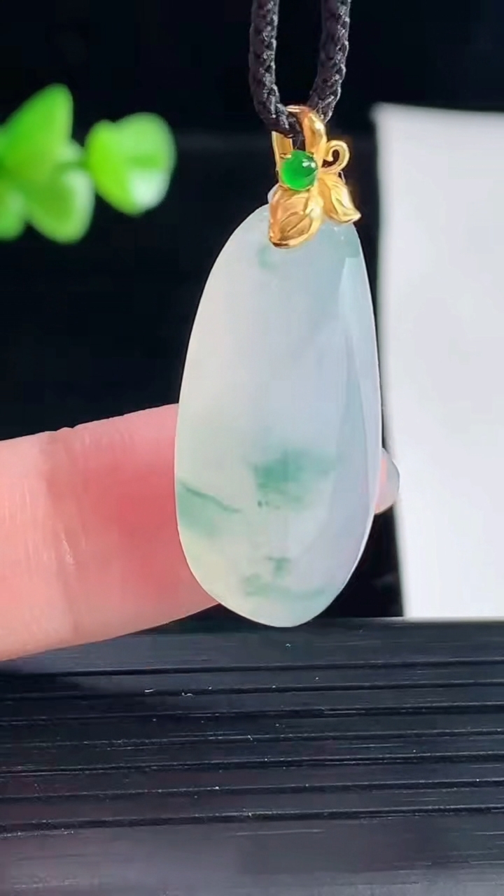 天然A货翡翠种飘花福瓜吊坠，尺寸30-14.6-7.5重量:6.53g
5月5日