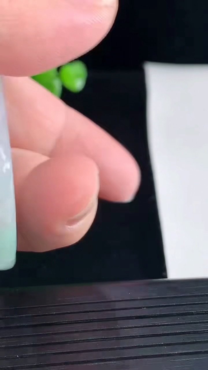 天然A货翡翠观音菩萨吊坠，尺寸60-36.5-5.5重量:24.29g
5月5日