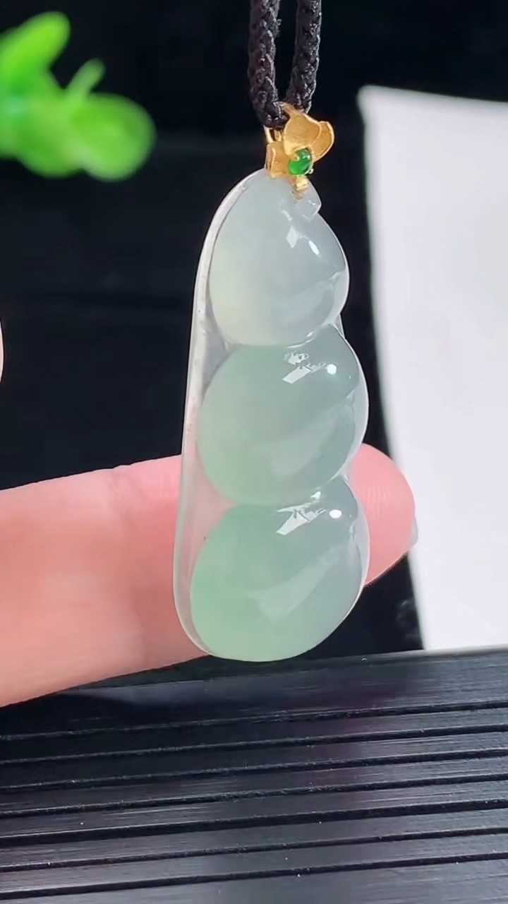 天然A货翡翠福豆吊坠，尺寸35-16-7重量:6.41g
5月5日