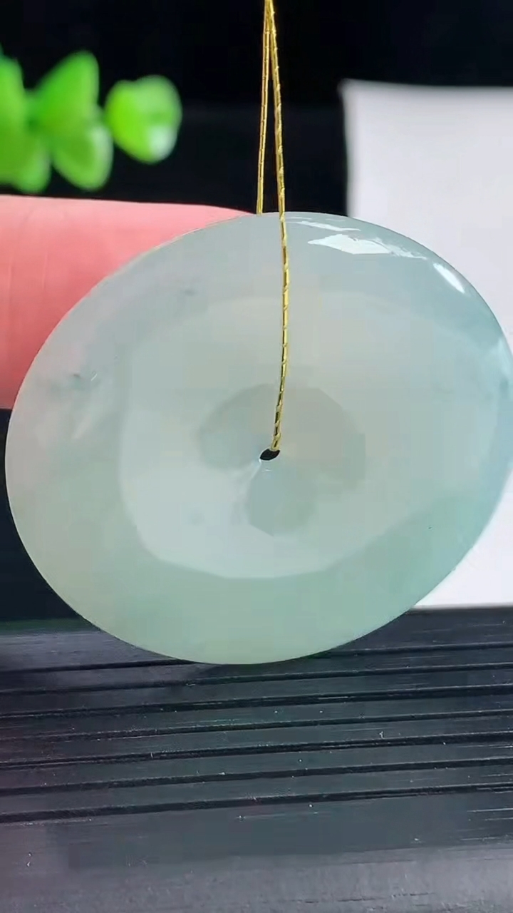 天然A货翡翠飘花平安扣吊坠，尺寸38.5-5.8重量:18.46g
5月5日
