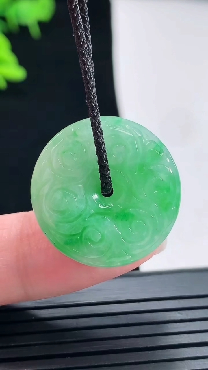 天然A货翡翠雕花平安扣吊坠，尺寸24-5.5重量:6.22g
5月5日