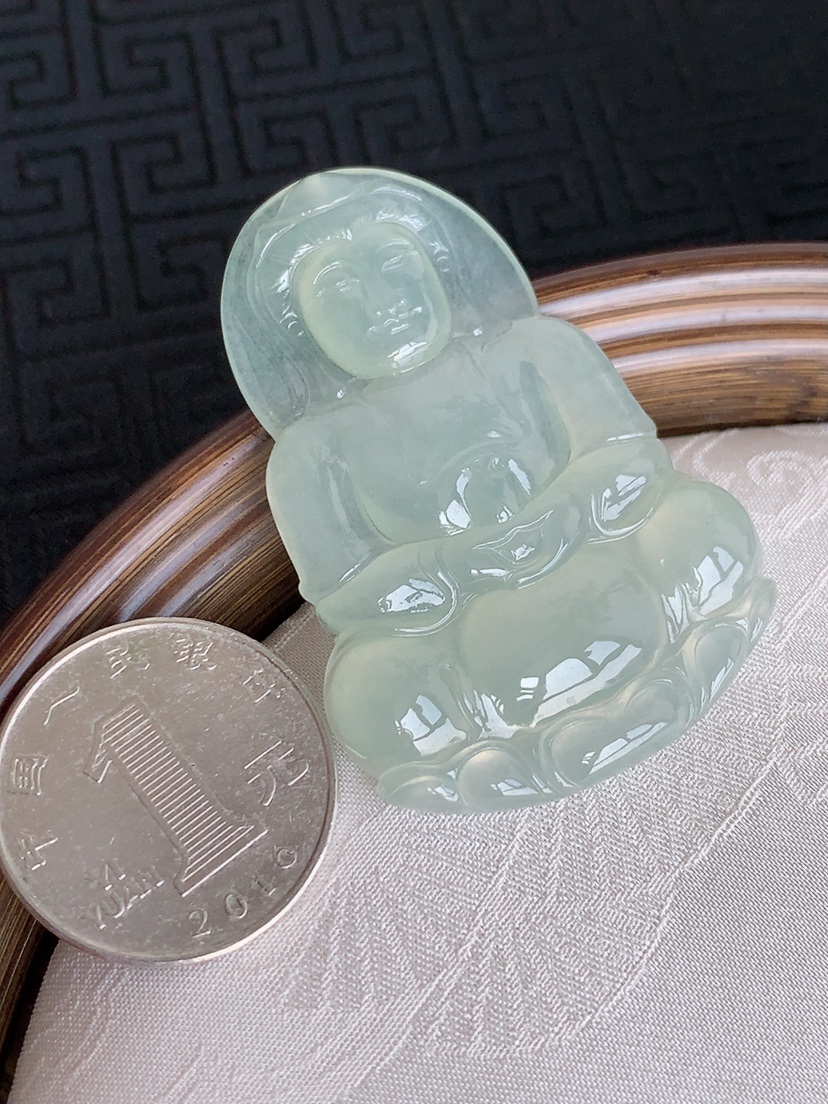 天然A货翡翠晴水正装观音吊坠 
尺寸52.6-36.2-5mm 重量17.26g 0501