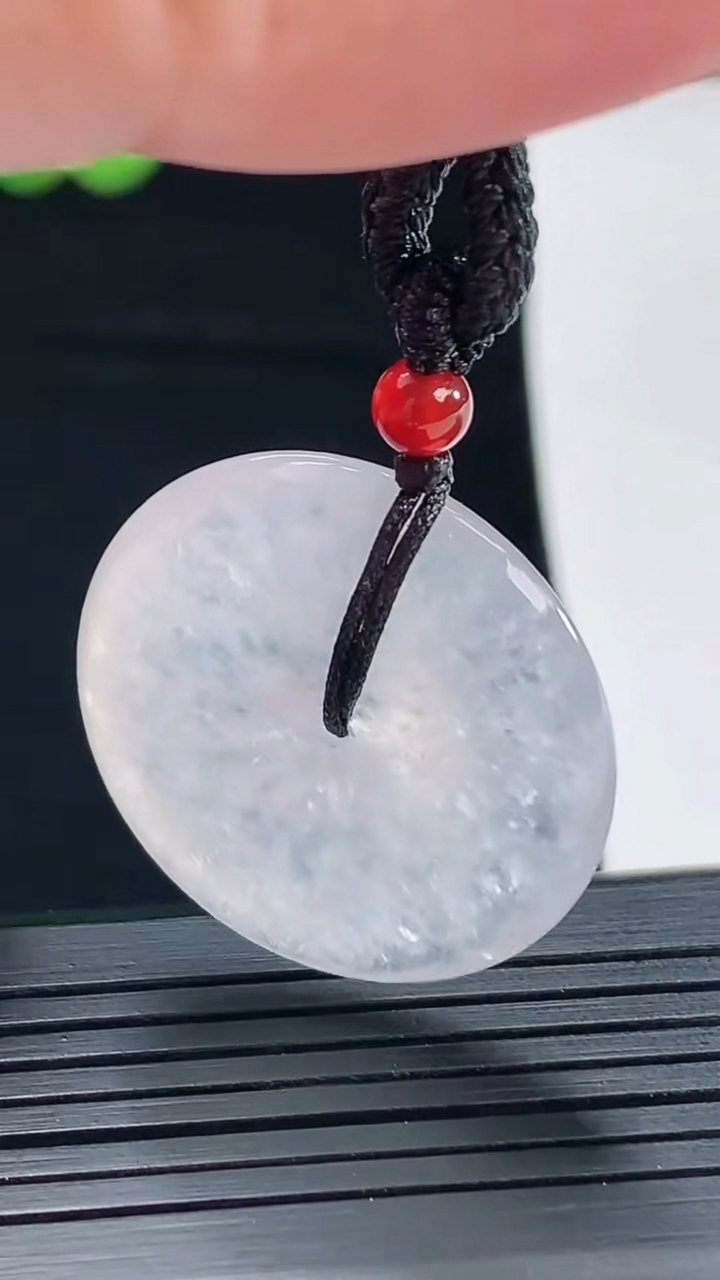 天然A货翡翠平安扣吊坠，尺寸28-6重量:12.63g
5月5日