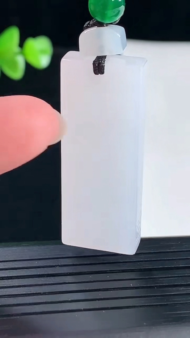天然A货翡翠紫罗兰仿古无事牌吊坠，尺寸39-15-6重量:12.40g
5月5日