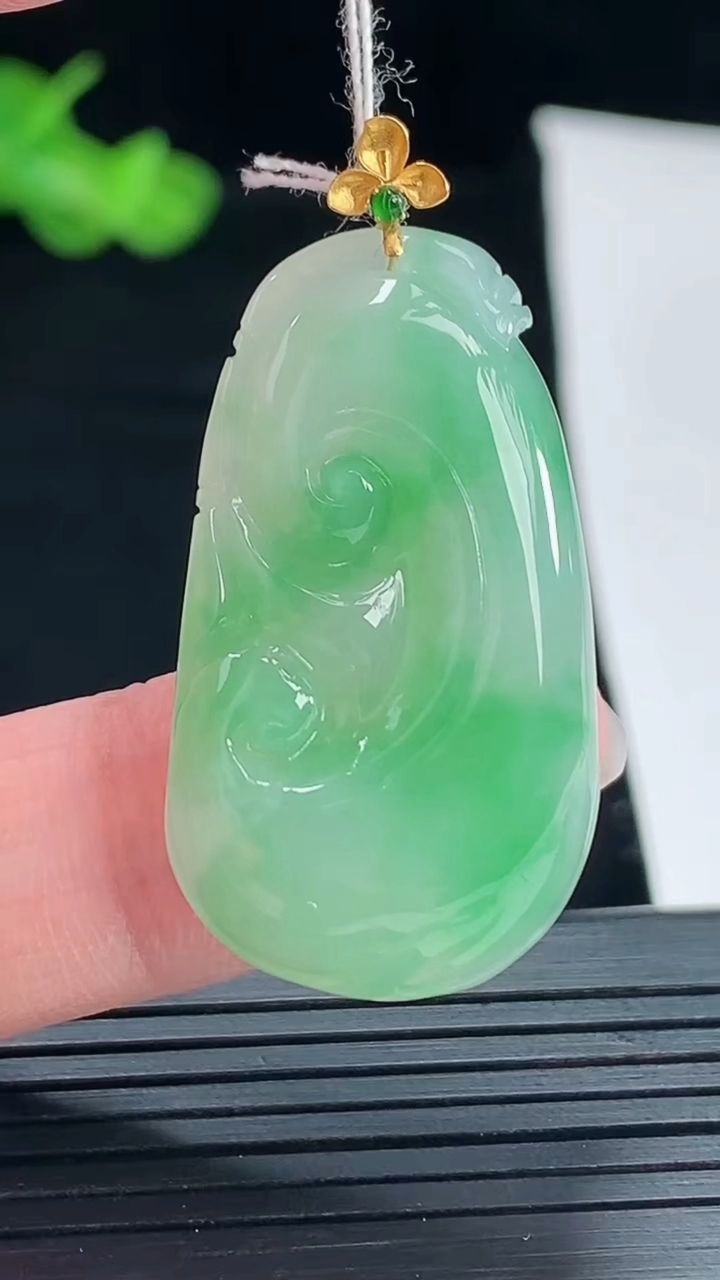 天然A货翡翠如意吊坠，尺寸34.6-20-6重量:8.52g
5月5日
