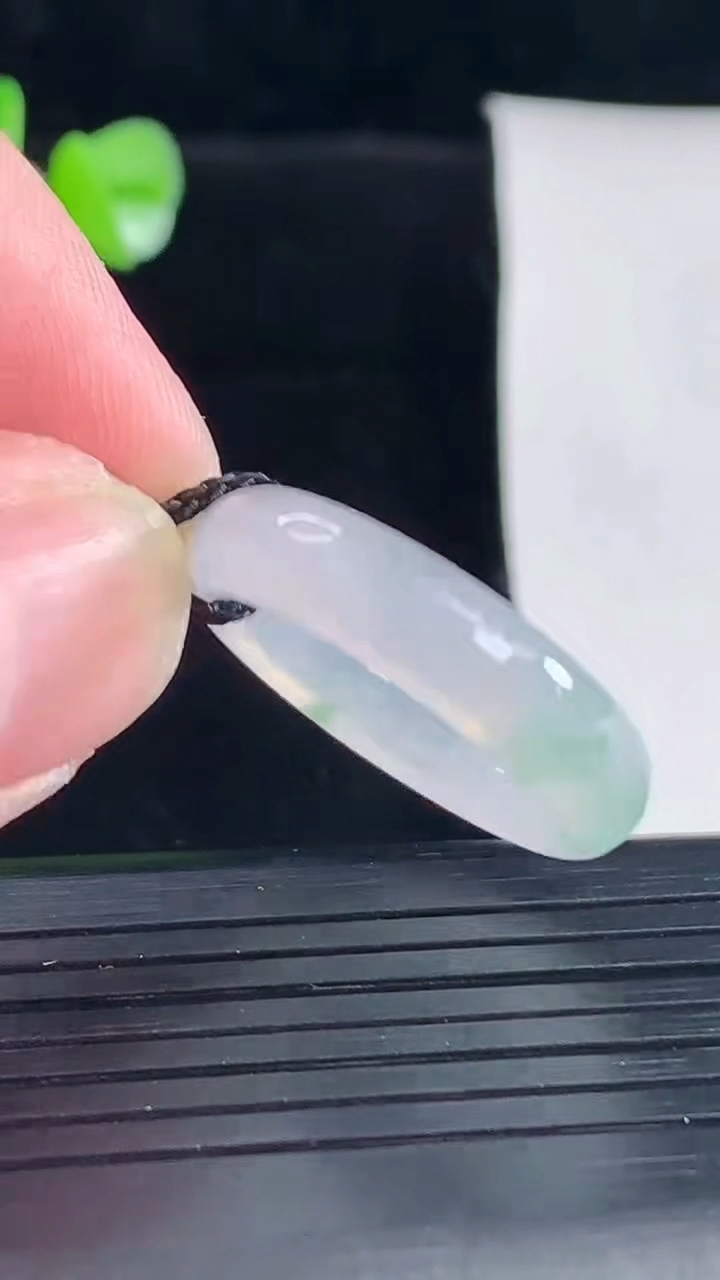 天然A货翡翠飘花玉指环 戒指，尺寸18-5.5-3.5重量:3.61g2026年5月5日
工厂直销收藏佳品,种好水足，色泽均匀，有种有色，上手高大气！