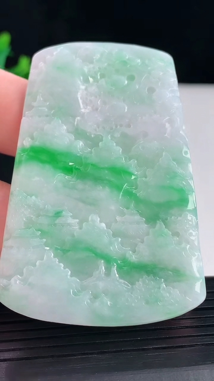 天然A货翡翠山水牌吊坠，尺寸65-43-4重量:29.29g
5月5日