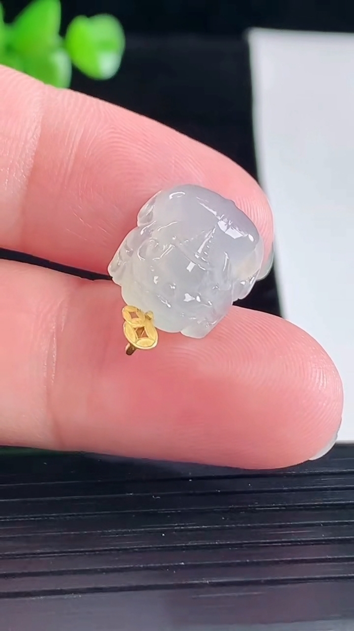天然A货翡翠种白冰貔貅吊坠，尺寸15.8-13.2-6.2重量:2.25g
5月5日