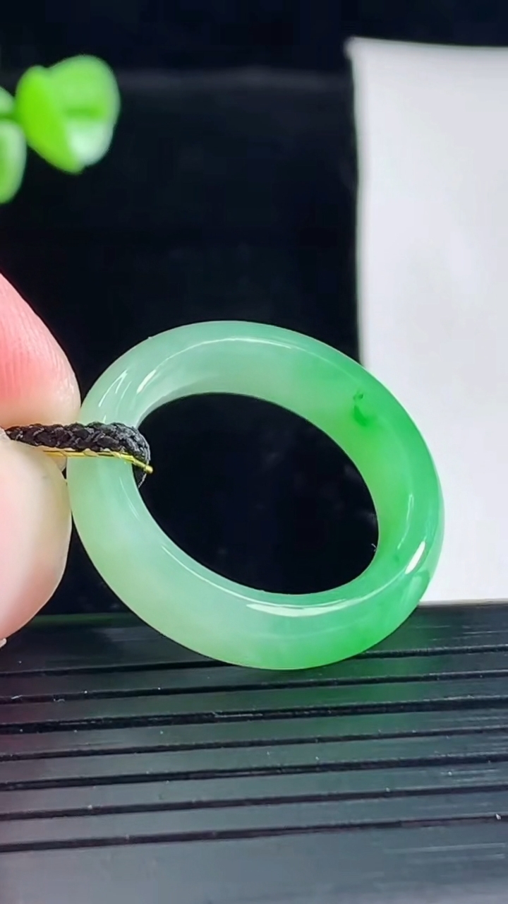 天然A货翡翠玉指环 戒指，尺寸18-6-4.2重量:4.39g2026年5月5日
工厂直销收藏佳品,种好水足，色泽均匀，有种有色，上手高大气！