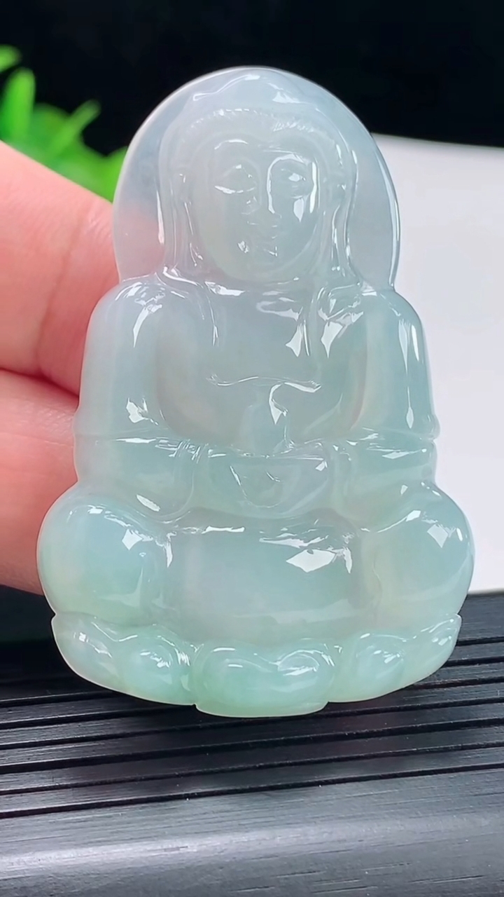 天然A货翡翠正装观音吊坠，尺寸55-36.5-5重量:17.30g
5月5日