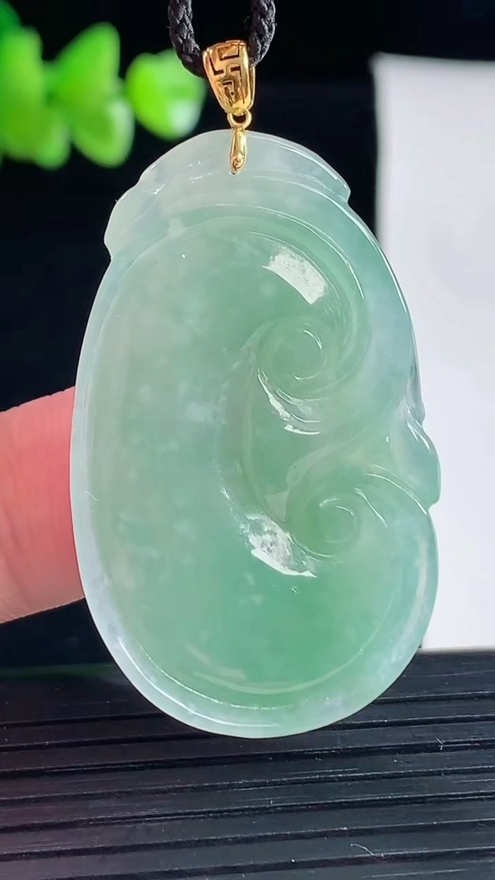 天然A货翡翠如意吊坠，尺寸37.5-25.5-5.2重量:10.35g
5月5日