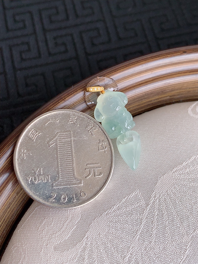 天然A货翡翠18K金扣头白冰白月光生肖猴吊坠 
尺寸22-8-5.5mm 重量1.85g 0501