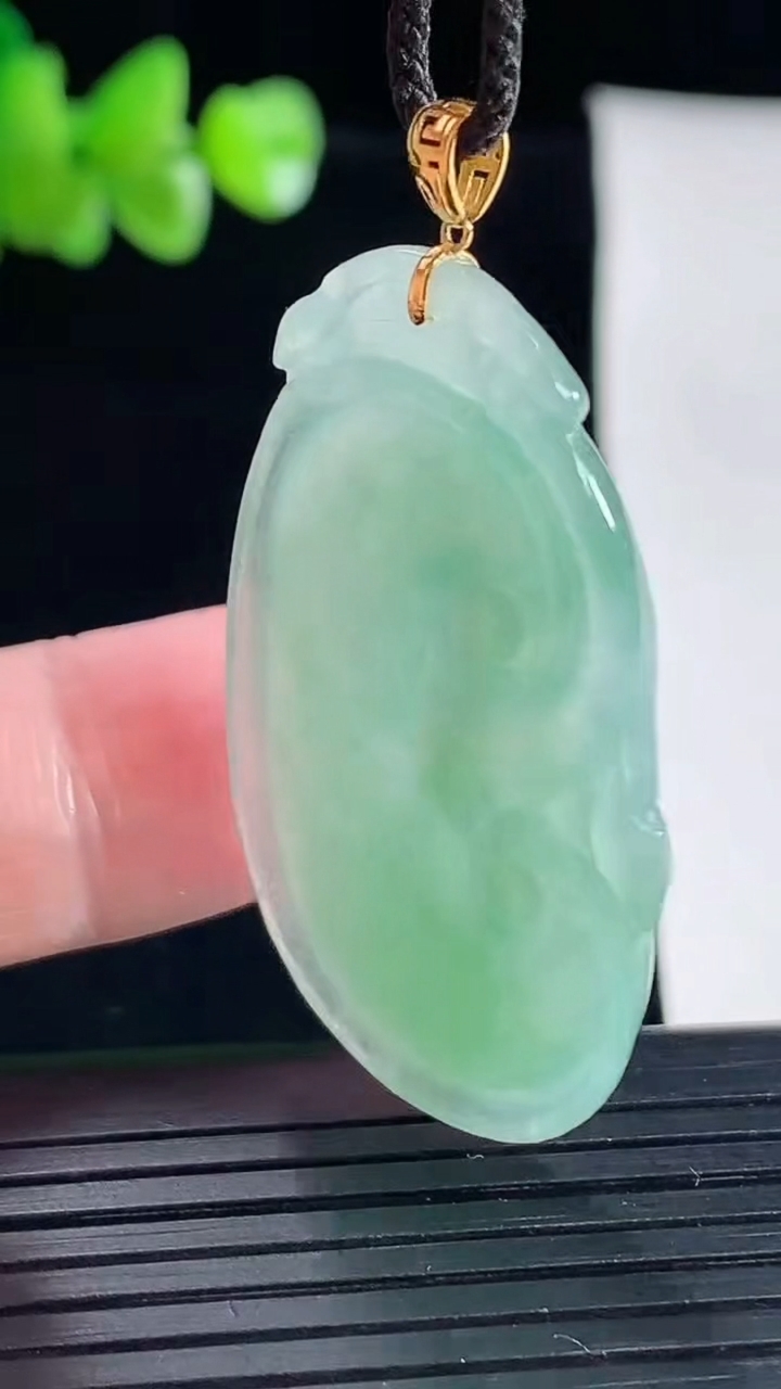 天然A货翡翠如意吊坠，尺寸37.5-25.5-5.2重量:10.35g
5月5日