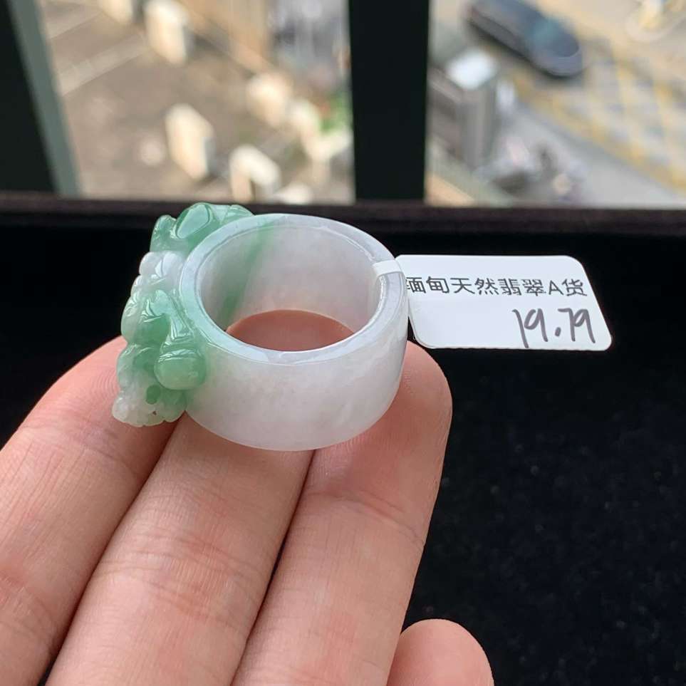 A货天然翡翠冰糯种飘绿貔貅板戒23号重量19.79g
5月5日