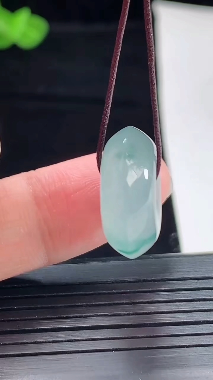 天然A货翡翠冰种飘花平安扣吊坠，尺寸19-7.8重量:5.56g
5月5日