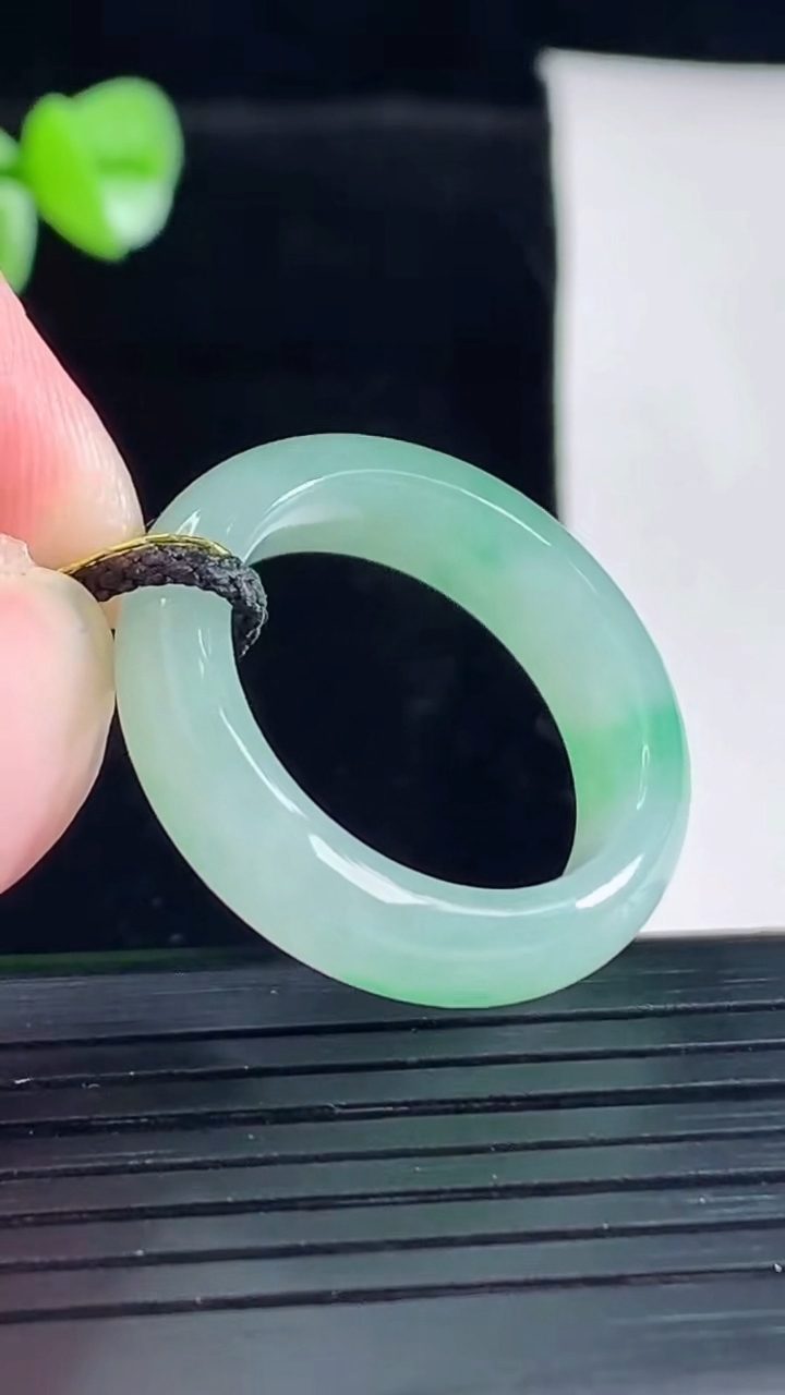 天然A货翡翠玉指环 戒指，尺寸18.6-6-4重量:4.39g2026年5月5日
工厂直销收藏佳品,种好水足，色泽均匀，有种有色，上手高大气！