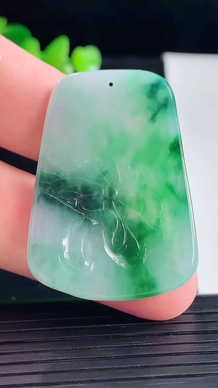 天然A货翡翠大势至菩萨吊坠，尺寸42.8-29.6-6重量:15.38g
5月5日