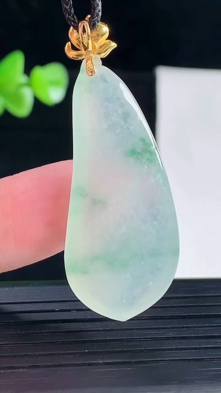 天然A货翡翠种飘花福瓜吊坠，尺寸38-17.5-7重量:8.23g
5月5日