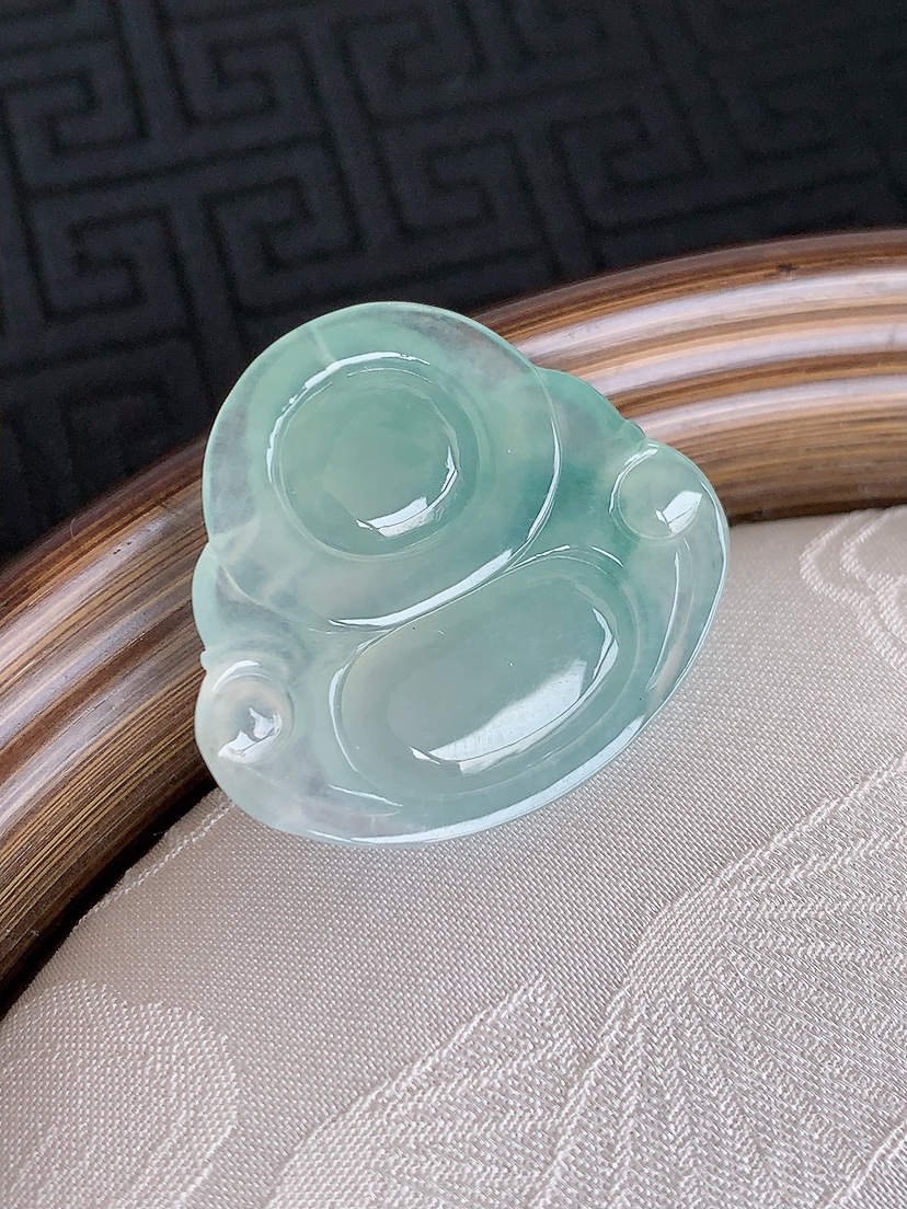 天然A货翡翠飘花佛公吊坠 
尺寸26-28-5.2mm 重量6.55g 0501