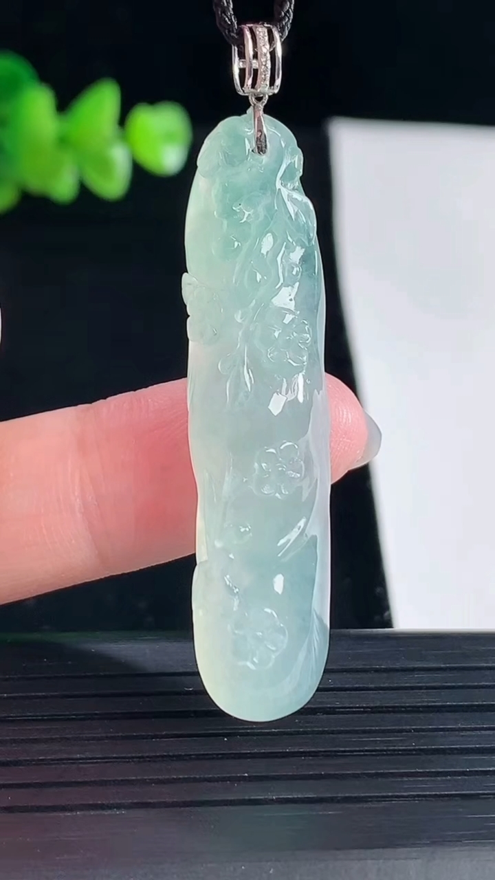 天然A货翡翠梅花鹿吊坠，尺寸47-11.5-8重量:8.36g
5月5日