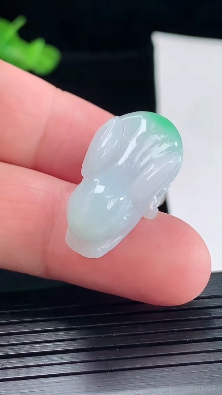 天然A货翡翠生肖兔吊坠，尺寸27-15-13.5重量:10.52g
5月5日