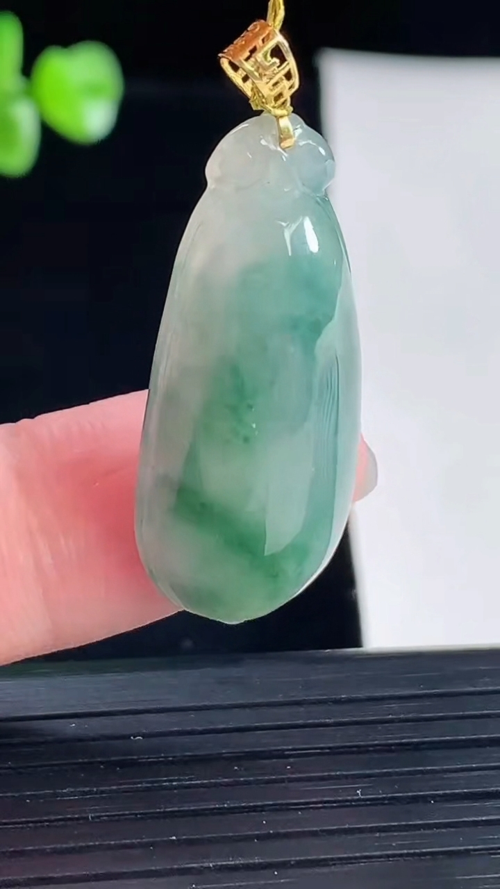 天然A货翡翠18k金飘花福瓜吊坠，尺寸31.5-15-8重量:5.76g
5月5日
